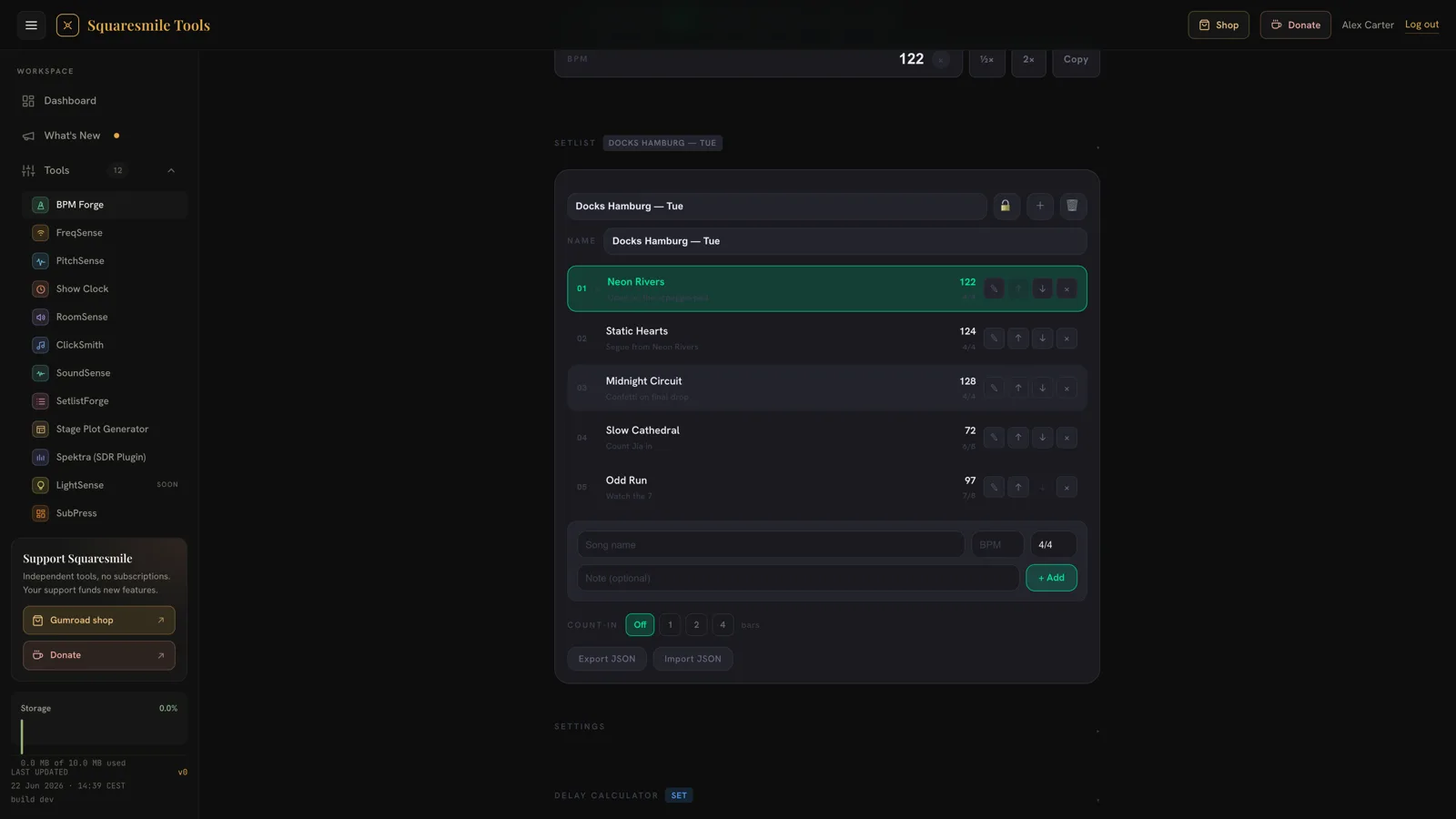 Eine BPM-Forge-Setlist namens Docks Hamburg — Tue mit fünf Songs, jeder mit BPM, Taktart und Notiz, dazu Count-in- und JSON-Export-Bedienelemente.