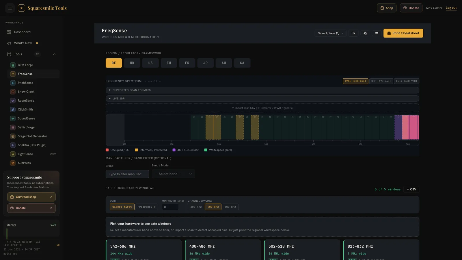 FreqSense con la región DE seleccionada, mostrando el espectro de 400–700 MHz con canales ocupados, protegidos por intermodulación, de telefonía 4G/5G y espacios blancos con código de color, más ventanas de coordinación seguras como 542–686 MHz (144 MHz de ancho) listadas debajo.