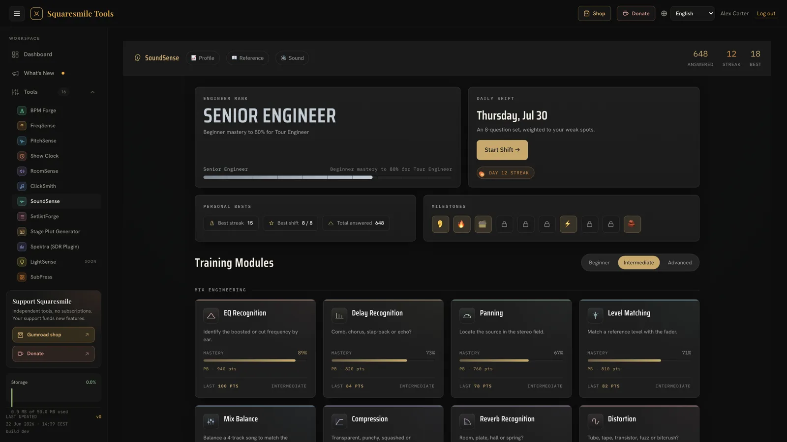 Das SoundSense-Dashboard mit dem Rang Senior Engineer und Fortschrittsbalken Richtung Tour Engineer, einer Daily-Shift-Karte mit Start-Button und 12-Tage-Streak, persönlichen Bestwerten, Meilenstein-Abzeichen sowie Trainingsmodul-Karten für EQ Recognition, Delay Recognition, Panning und Level Matching mit Mastery-Prozentwerten.