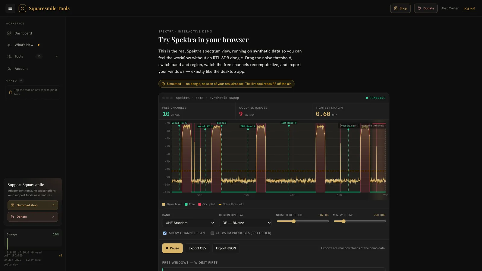 Spektras Spektrum-Ansicht in der Browser-Demo: ein Sweep von 470–700 MHz mit beschrifteten Trägern wie Vocal RX 1 und IEM Band R, belegte Bereiche rot schattiert, freie grün, die gestrichelte Rauschschwelle und Zähler mit 10 freien Kanälen und 9 belegten Bereichen.